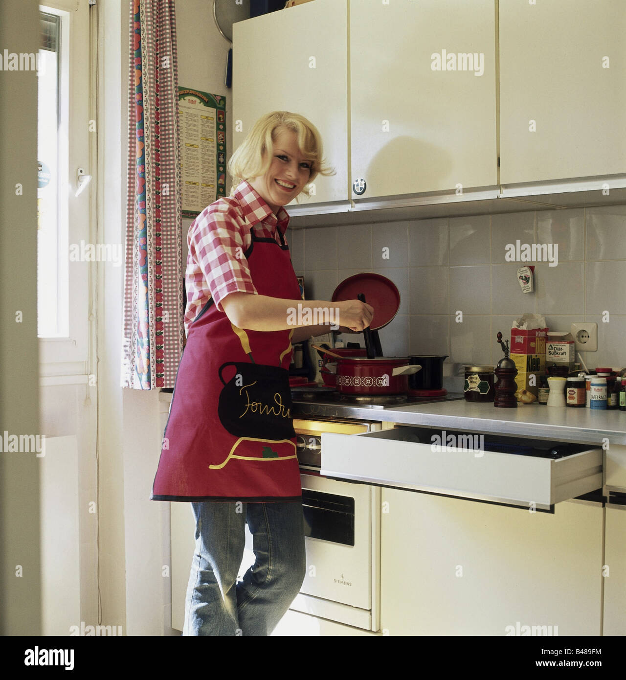 Fitz, Lisa, * 15.9.1951, deutsche Kabarettistin, halbe Länge, in ihrer Küche, Kochen, homestory, 1970er Jahre, Stockfoto