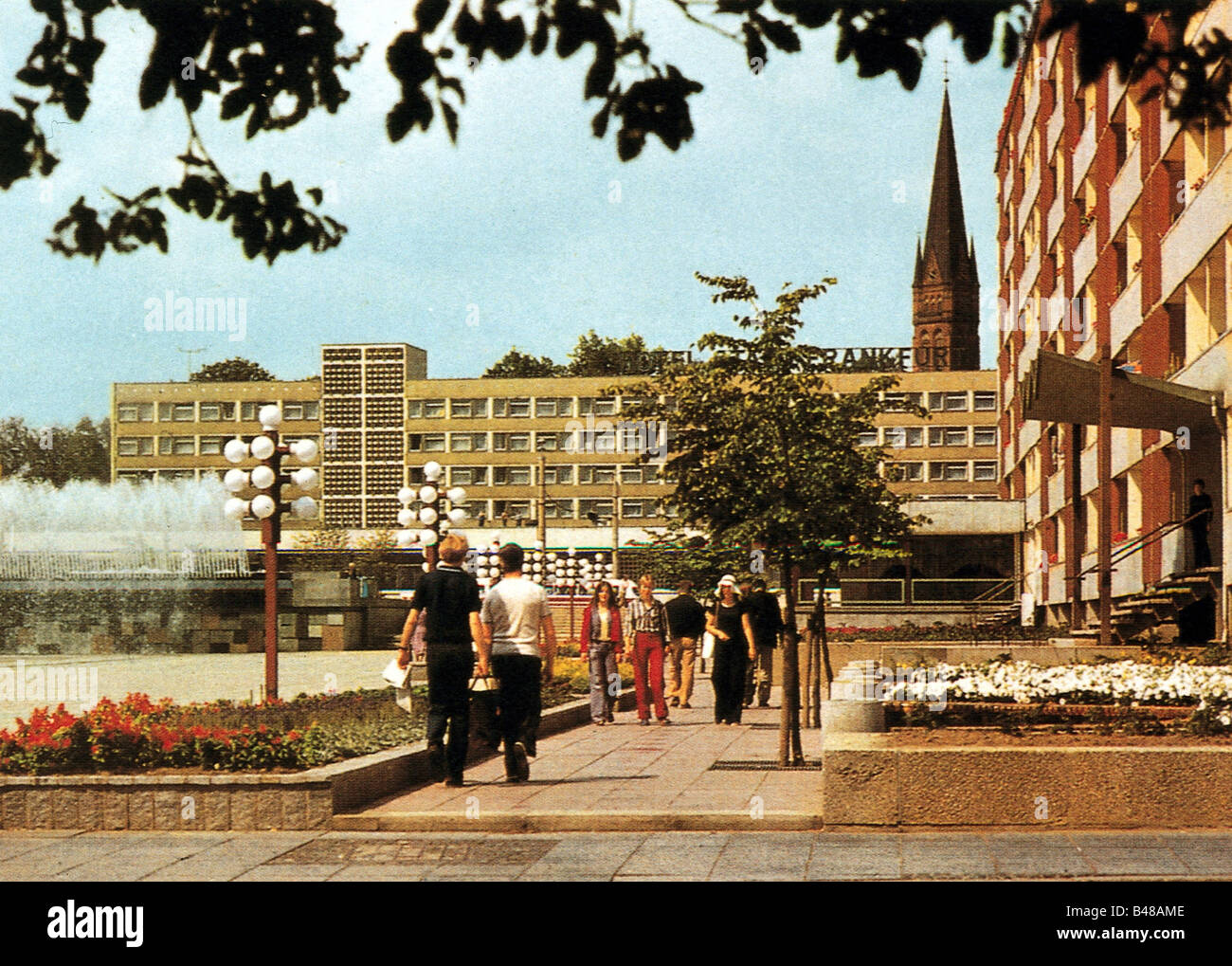 Geographie/Reisen, Deutschland, DDR, Frankfurt/oder, Straßenszenen, Fußgänger an der Karl-Marx-Straße, 1970er, 70er, Stockfoto