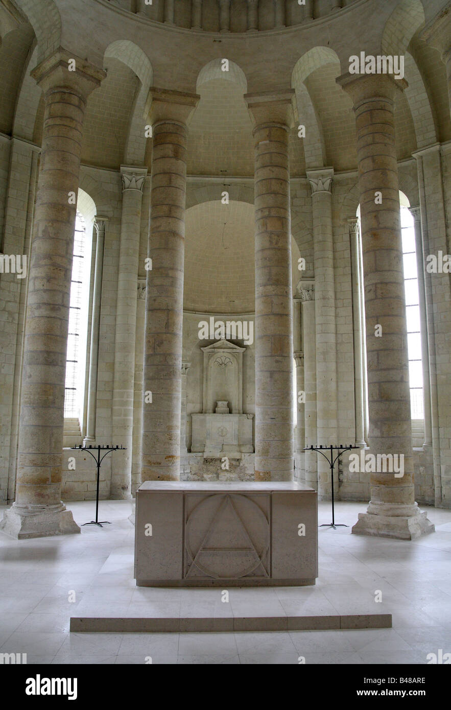 Der Altar in der Kirche von Fontevraud Abtei im LoireTal in Frankreich