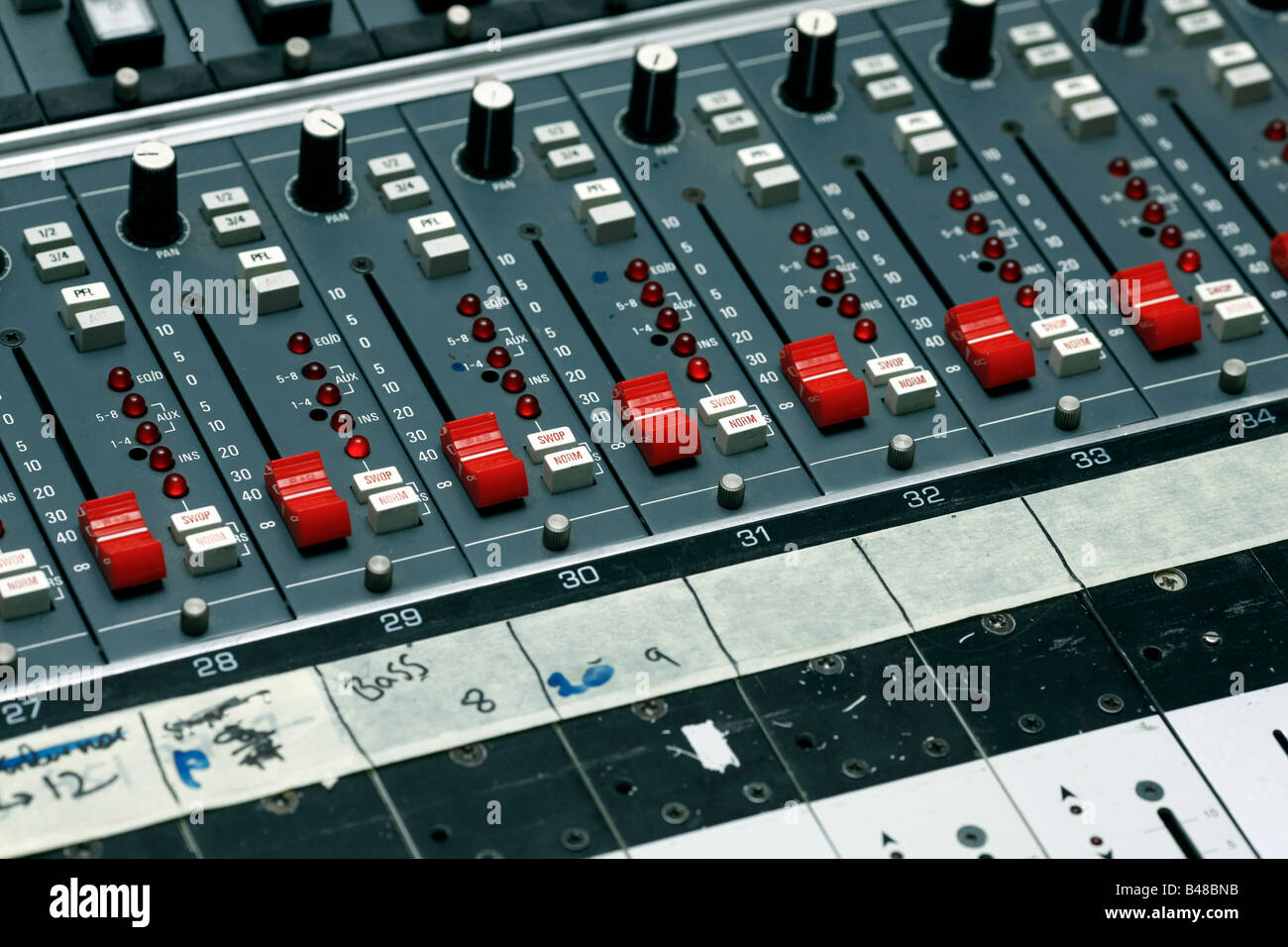 Detail von einem Mischpult in einem Tonstudio, die dies in einem echten Studio mit selektiven Fokus geschossen wird Stockfoto