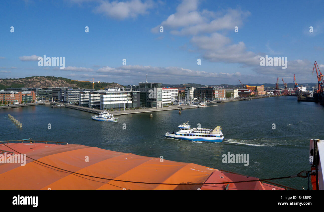 Hafen Meer Busse vorbei an einander am Fluss Goeta im schwedischen Göteborg am Lindholmshamnen Stockfoto