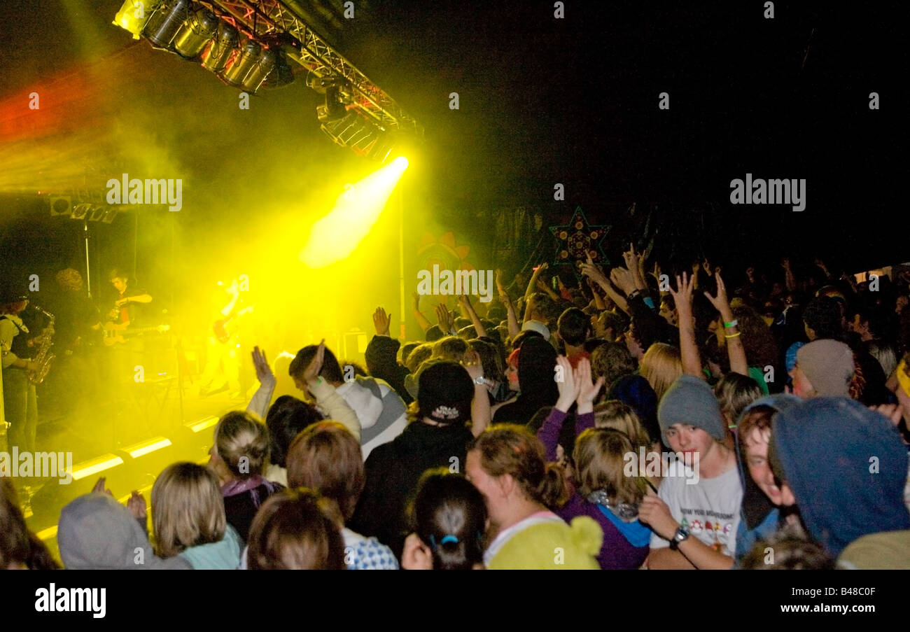 Menge, die gerade einer Bands in der Nacht während der keltischen Blue Music Festival Pembrokeshire Wales UK Stockfoto
