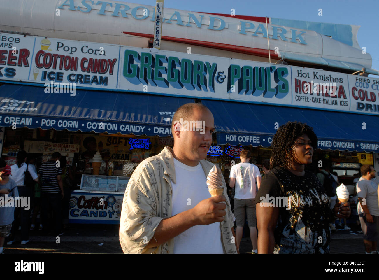 Besucher der Gregory Paul s auf der Promenade außerhalb Astroland in Coney Island im Stadtteil Brooklyn New York Stockfoto