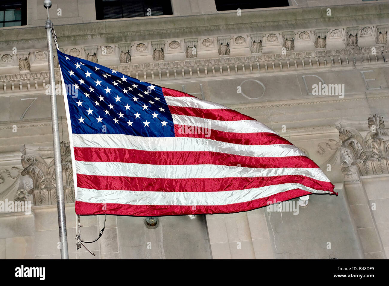 Eine amerikanische Flagge, die vor einige klassische Architektur Stockfoto