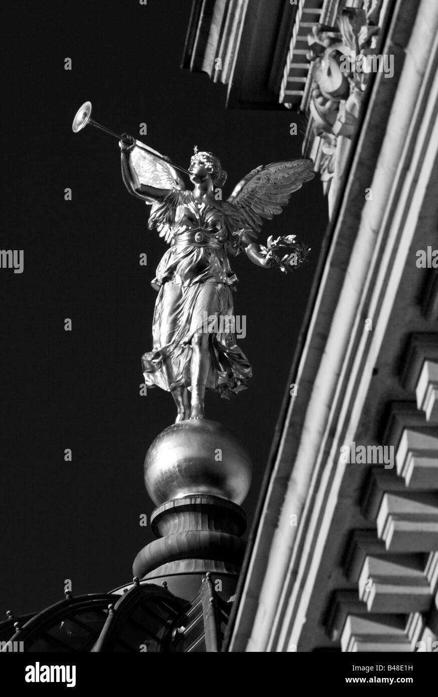 Nahaufnahme der goldene Statue auf der Kuppel der Akademie der bildenden Künste in Dresden, Deutschland Stockfoto