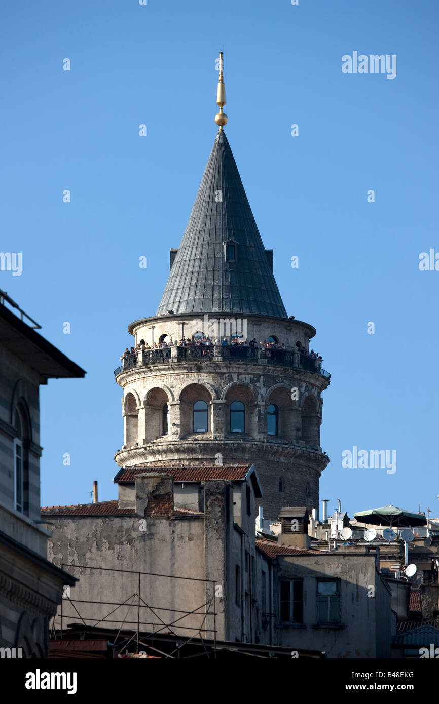 Galata Turm Kulesi überfüllt mit Touristen Beyoglu Istanbul Türkei Stockfoto