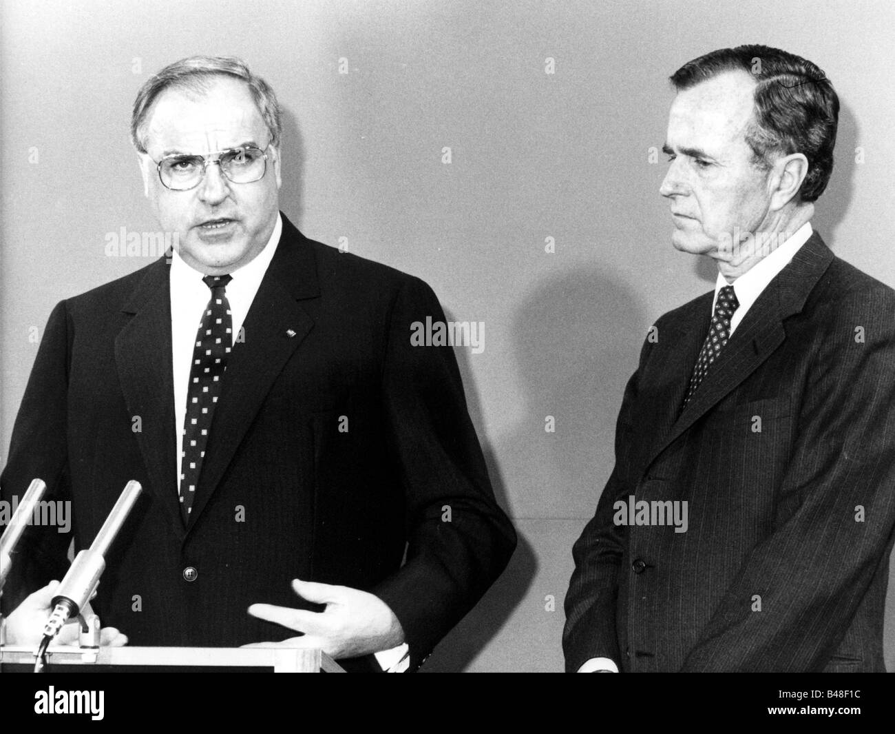 Kohl, Helmut, * 3.4.1930, deutscher Politiker (CDU), Kanzler von Deutschland 1982 - 1998, halbe Länge, mit Vizepräsident der Vereinigten Staaten von Amerika George Bush, Pressekonferenz, Bonn, 31.1.1983, Stockfoto