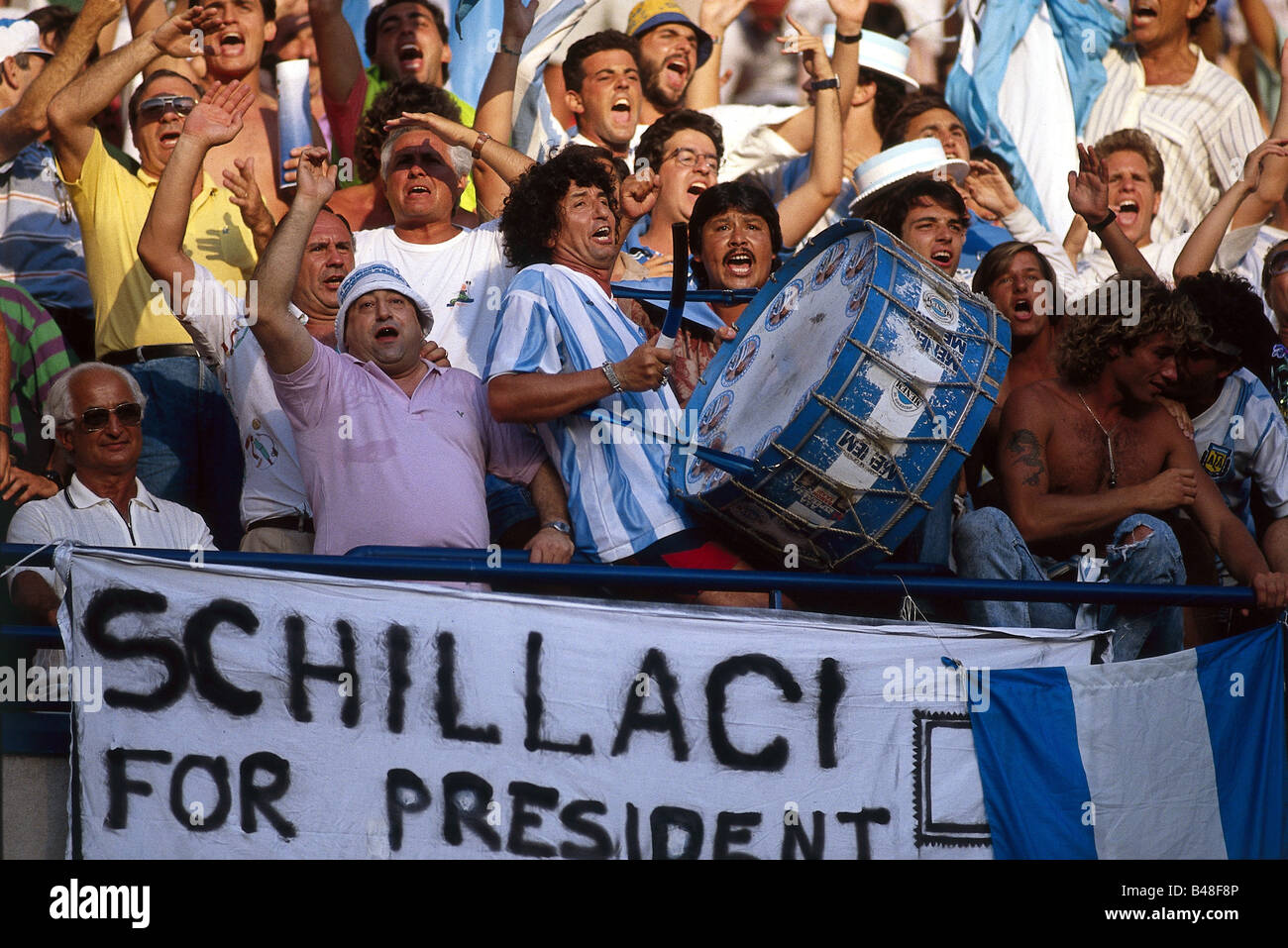 Sport/Sport, Fußball, Fußball, Weltmeisterschaft 1990, Endrunde, Halbfinale, Italien gegen Argentinien, Neapel, Italien, 3.7.1990, Fans, Fan, Schlagzeuger, Banner, Spiel, historisch, historisch, 20. Jahrhundert, Menschen, 1990er Jahre, Stockfoto