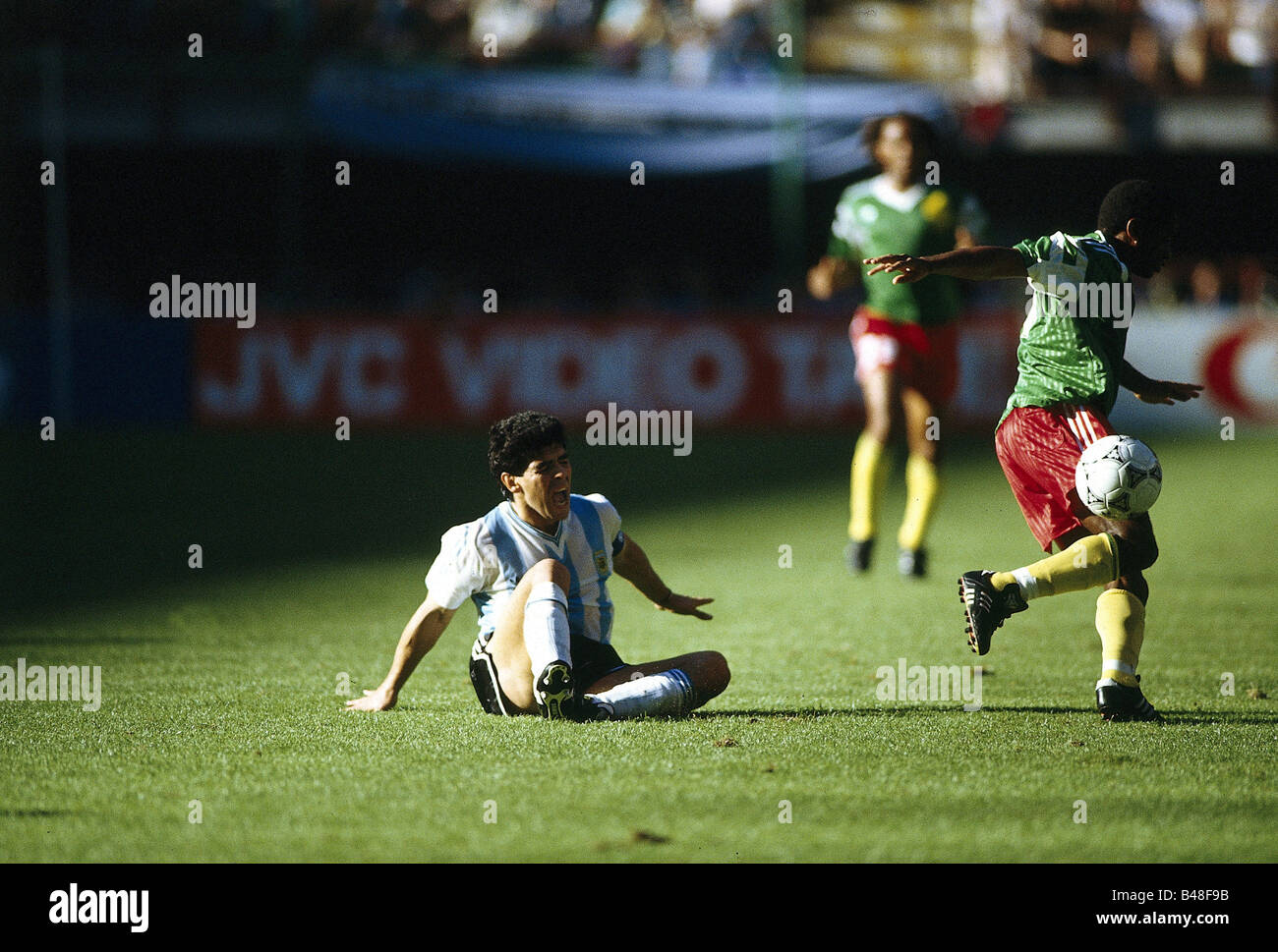 Sport/Sport, Fußball, Fußball, Weltmeisterschaft 1990, Endrunde, Gruppenspiel, Argentinien gegen Kamerun, (0:1) in Mailand, Italien, 8.6.1990, Eröffnungsspiel, Szene mit Diego Maradona, Spiel, historisch, 20. Jahrhundert, Menschen, 1990er Jahre, Stockfoto