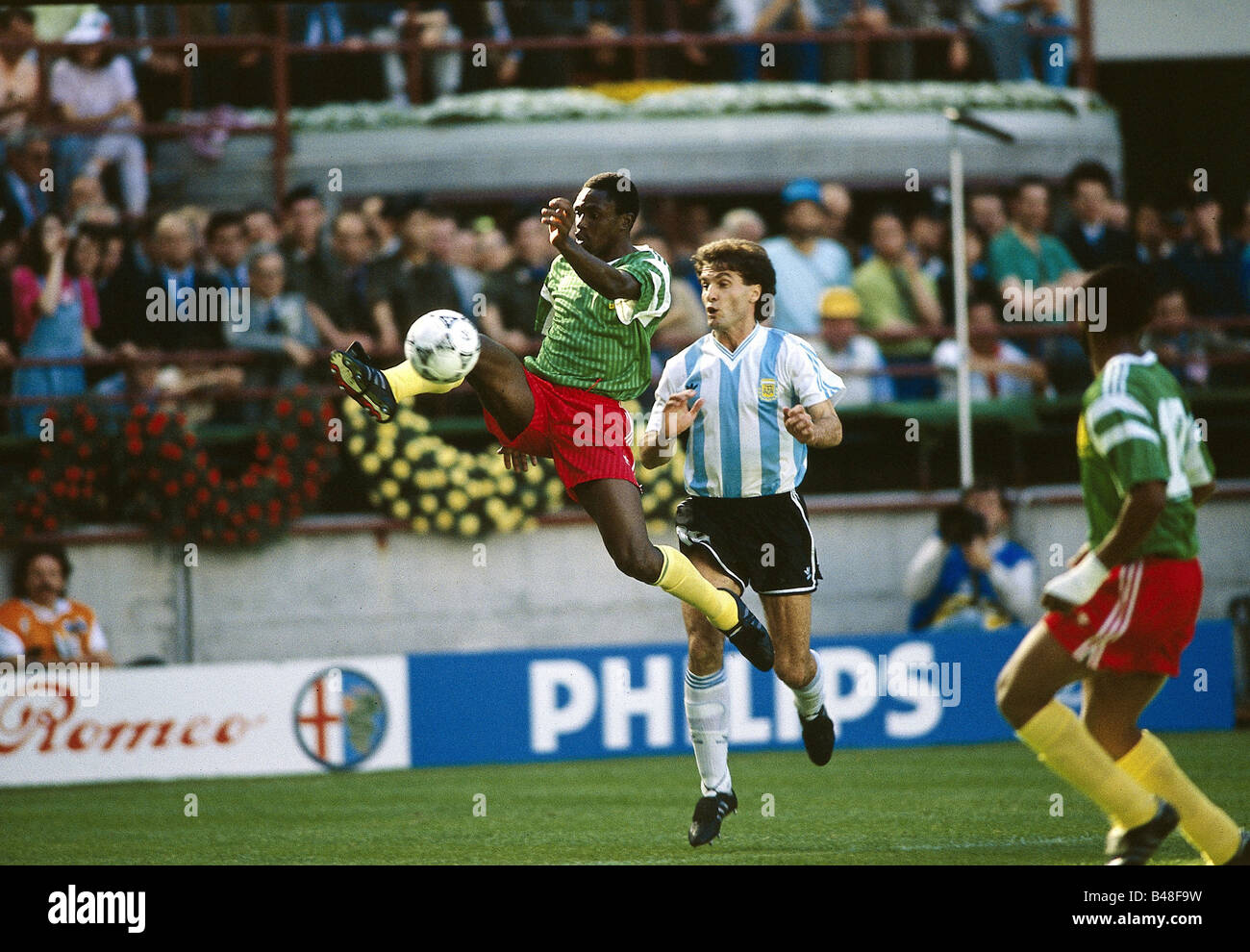 Sport/Sport, Fußball, Fußball, Weltmeisterschaft 1990, Endrunde, Gruppenspiel, Argentinien gegen Kamerun, (0:1) in Mailand, Italien, 8.6.1990, Eröffnungsspiel, Szene, Spiel, historisch, 20. Jahrhundert, Menschen, 1990er Jahre, Stockfoto