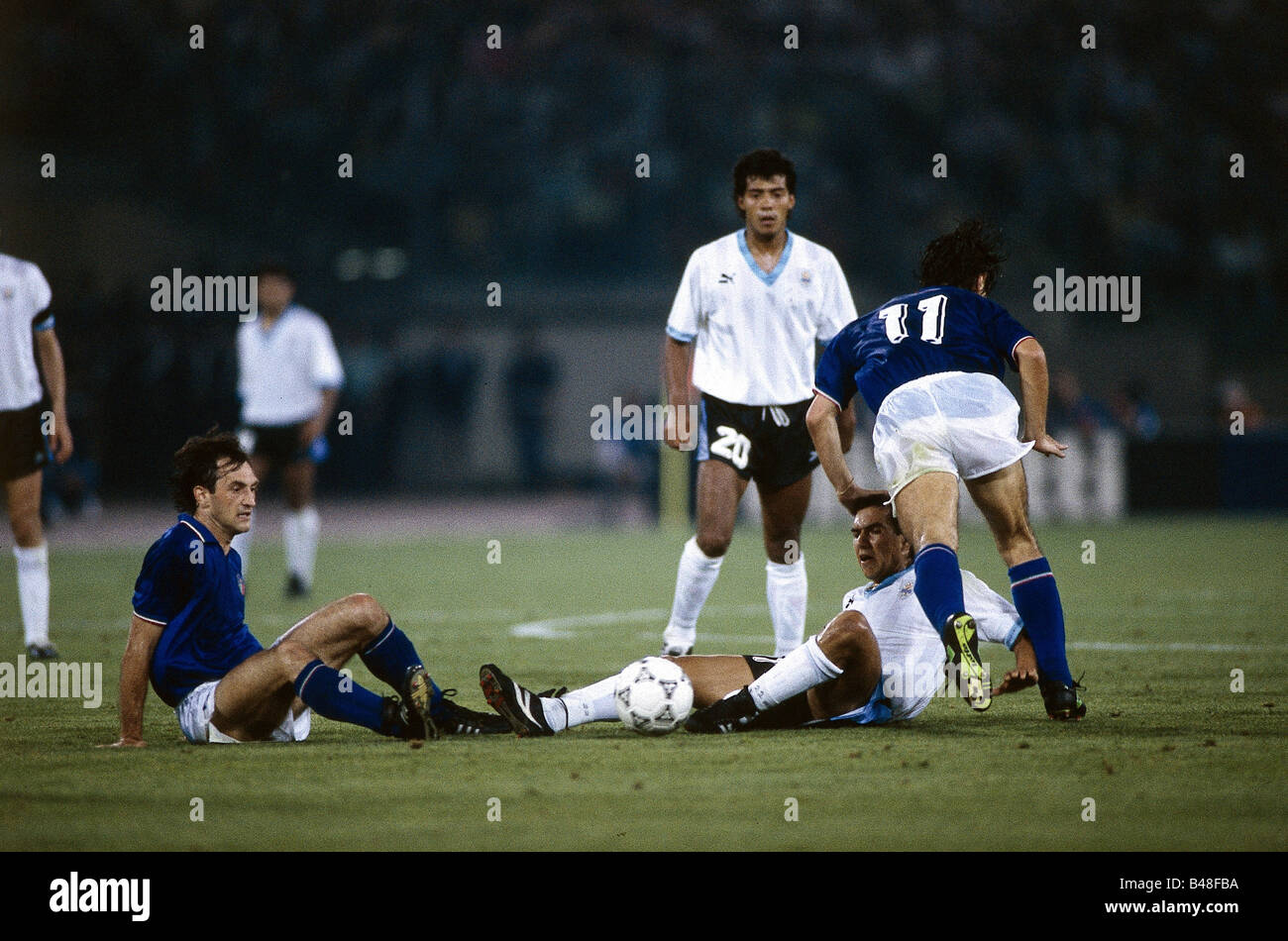 Sport/Sport, Fußball, Fußball, Weltmeisterschaft 1990, Endrunde, letzte sechzehn, Italien gegen Uruguay, (2:0) in Rom, Italien, 25.6.1990, Szene, Spiel, historisch, historisch, 20. Jahrhundert, Menschen, 1990er Jahre, Stockfoto