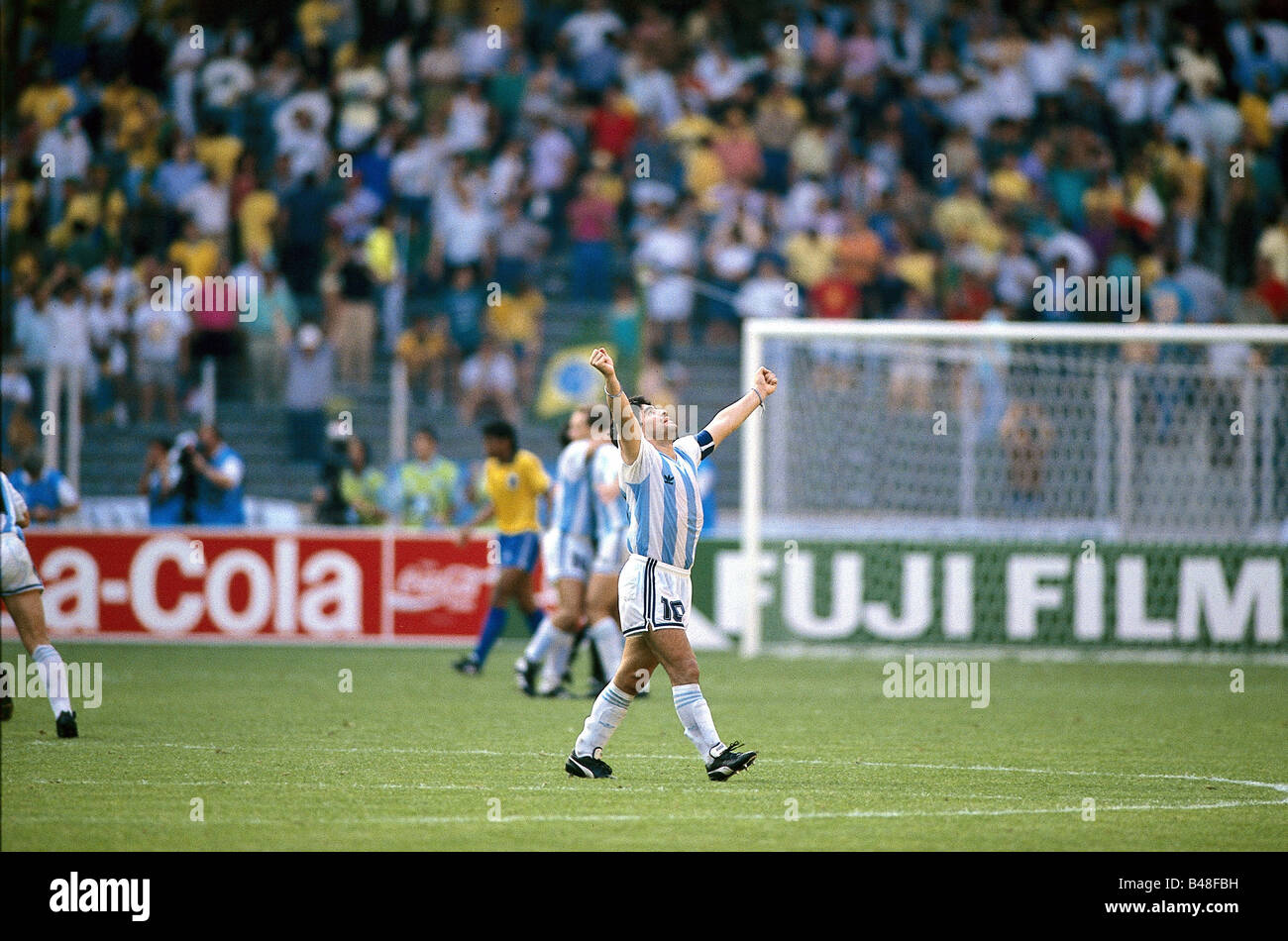 Sport/Sport, Fußball, Fußball, Weltmeisterschaft 1990, Endrunde, letzte sechzehn, Brasilien gegen Argentinien, (0:1) in Turin, Italien, 24.6.1990, Szene mit Diego Maradona, Spiel, historisch, historisch, 20. Jahrhundert, Menschen, 1990er Jahre, Stockfoto