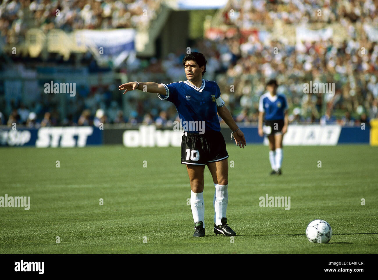 Sport/Sport, Fußball, Fußball, Weltmeisterschaft 1990, Endrunde, Viertelfinale, Jugoslawien gegen Argentinien, (2:3) in Florenz, Italien, 30.6.1990, Szene mit Diego Maradona, Fußballer, Fußballer, Spiel, Mannschaftskapitän, Spiel, historisch, historisch, 20. Jahrhundert, Menschen, 1990er Jahre, Stockfoto