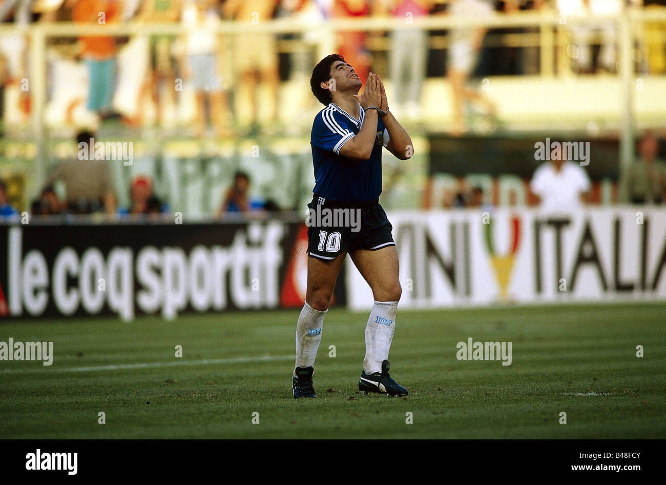 Sport/Sport, Fußball, Fußball, Weltmeisterschaft 1990, Endrunde, Viertelfinale, Jugoslawien gegen Argentinien, (2:3) in Florenz, Italien, 30.6.1990, Szene mit Diego Maradona, Fußballer, Fußballer, Spiel, Mannschaftskapitän, Elfmeter, Spiel, historisch, historisch, 20. Jahrhundert, Menschen, 1990er Jahre, Stockfoto