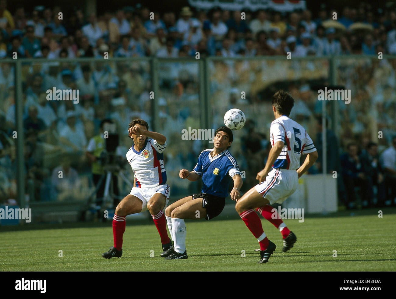Sport/Sport, Fußball, Fußball, Weltmeisterschaft 1990, Endrunde, Viertelfinale, Jugoslawien gegen Argentinien, (2:3) in Florenz, Italien, 30.6.1990, Szene mit Diego Maradona, Faruk Hadzibegic, Spiel, historisch, historisch, 20. Jahrhundert, Menschen, 1990er Jahre, Stockfoto