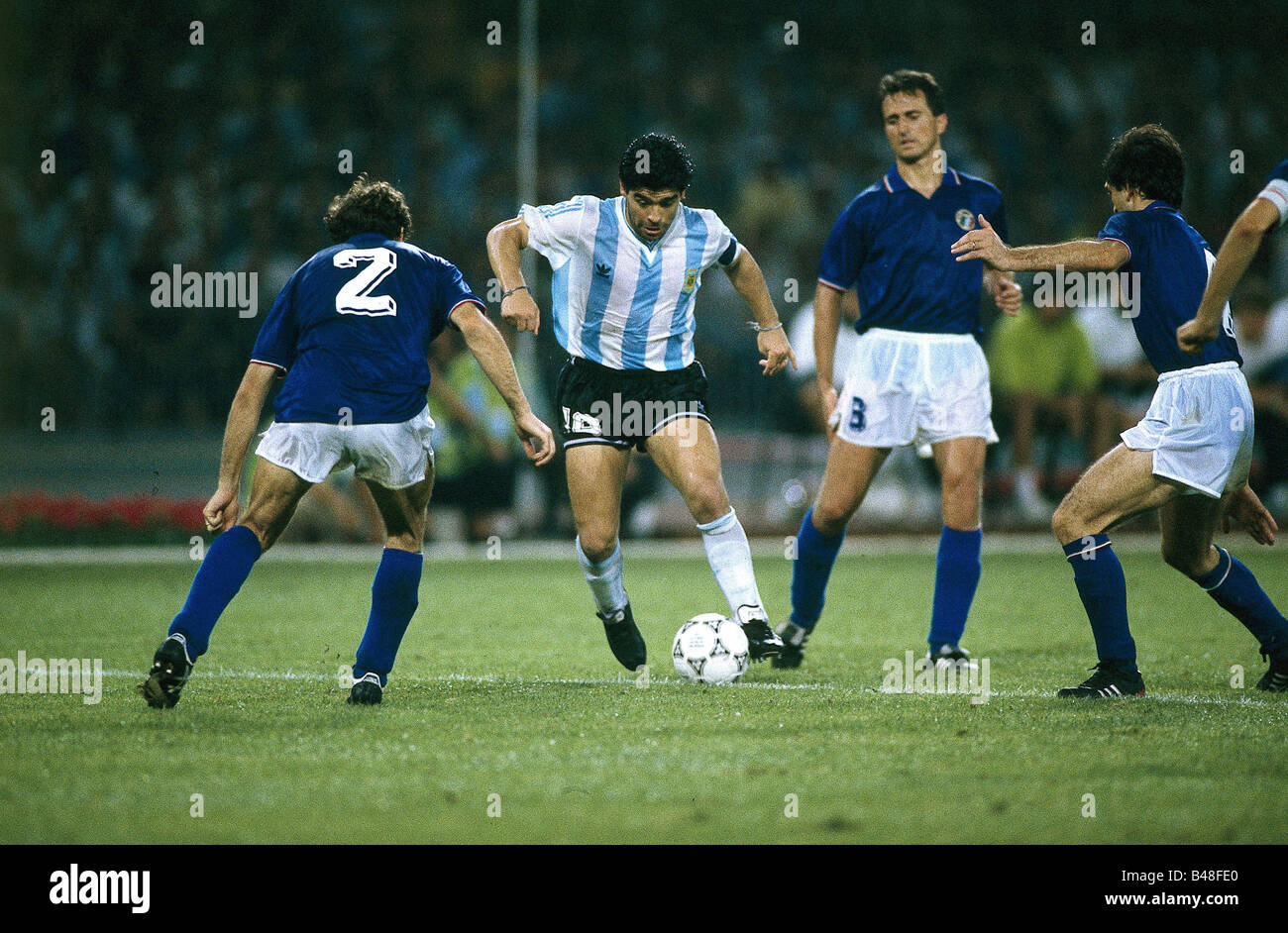 Sport/Sport, Fußball, Fußball, Weltmeisterschaft 1990, Endrunde, Halbfinale, Italien gegen Argentinien, (4:5) in Neapel, Italien, 3.7.1990, Szene mit Franco Baresi und Diego Maradona, Spiel, historisch, historisch, 20. Jahrhundert, Menschen, 1990er Jahre, Stockfoto