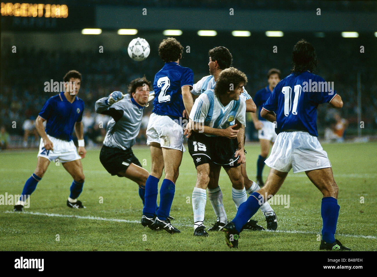 Sport/Sport, Fußball, Fußball, Weltmeisterschaft 1990, Endrunde, Halbfinale, Italien gegen Argentinien, (4:5) in Neapel, Italien, 3.7.1990, Szene mit Walter Zenga, Spiel, historisch, historisch, 20. Jahrhundert, Menschen, 1990er Jahre, Stockfoto