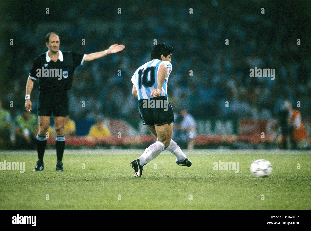 Sport/Sport, Fußball, Fußball, Weltmeisterschaft 1990, Endrunde, Halbfinale, Italien gegen Argentinien, (4:5) in Neapel, Italien, 3.7.1990, Szene mit Diego Maradona, Elfmeter, plötzliches Todesspiel, Spiel, historisch, historisch, 20. Jahrhundert, Menschen, 1990er Jahre, Stockfoto