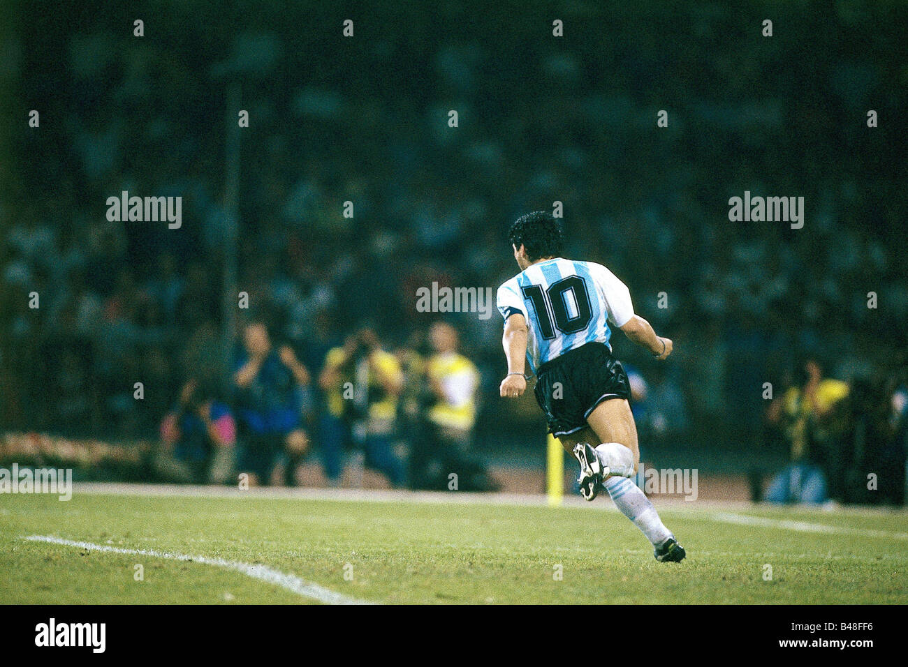 Sport/Sport, Fußball, Fußball, Weltmeisterschaft 1990, Endrunde, Halbfinale, Italien gegen Argentinien, (4:5) in Neapel, Italien, 3.7.1990, Szene mit Diego Maradona, Elfmeter, plötzliches Todesspiel, Spiel, historisch, historisch, 20. Jahrhundert, Menschen, 1990er Jahre, Stockfoto