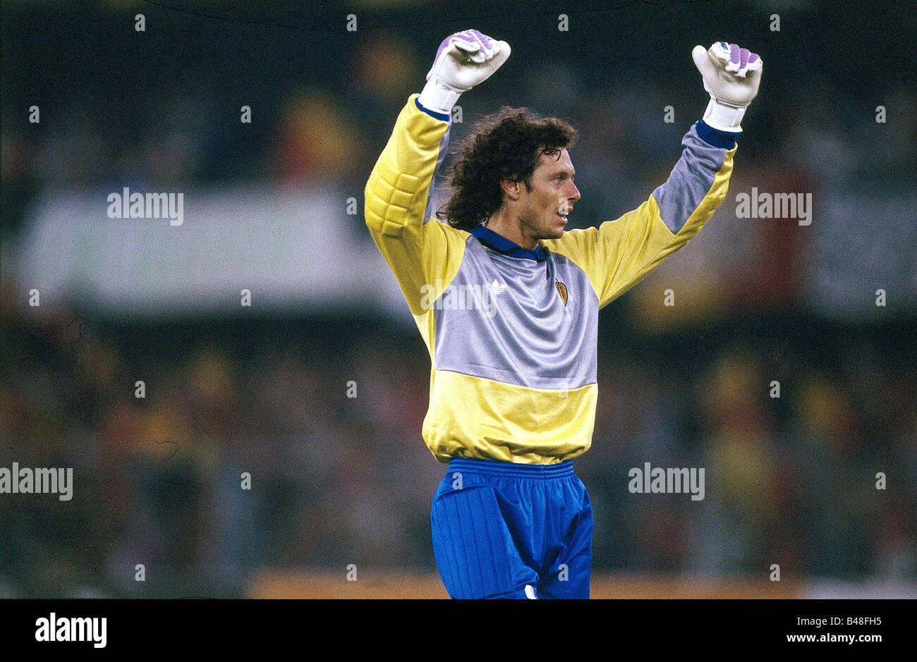 Sport/Sport, Fußball, Fußball, Weltmeisterschaft 1990, Endrunde, Gruppenspiel, Belgien gegen Uruguay, (3:1) in Verona, Italien, 17.6.1990, Szene mit Michel Preudhomme, Torhüter, Spiel, historisch, historisch, 20. Jahrhundert, Menschen, 1990er Jahre, Stockfoto