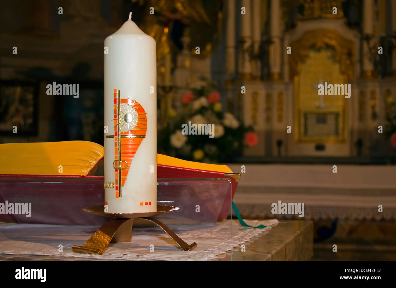 Altar mit Bibel und Kerze in der Kirche, am Tag der Hochzeit. Stockfoto