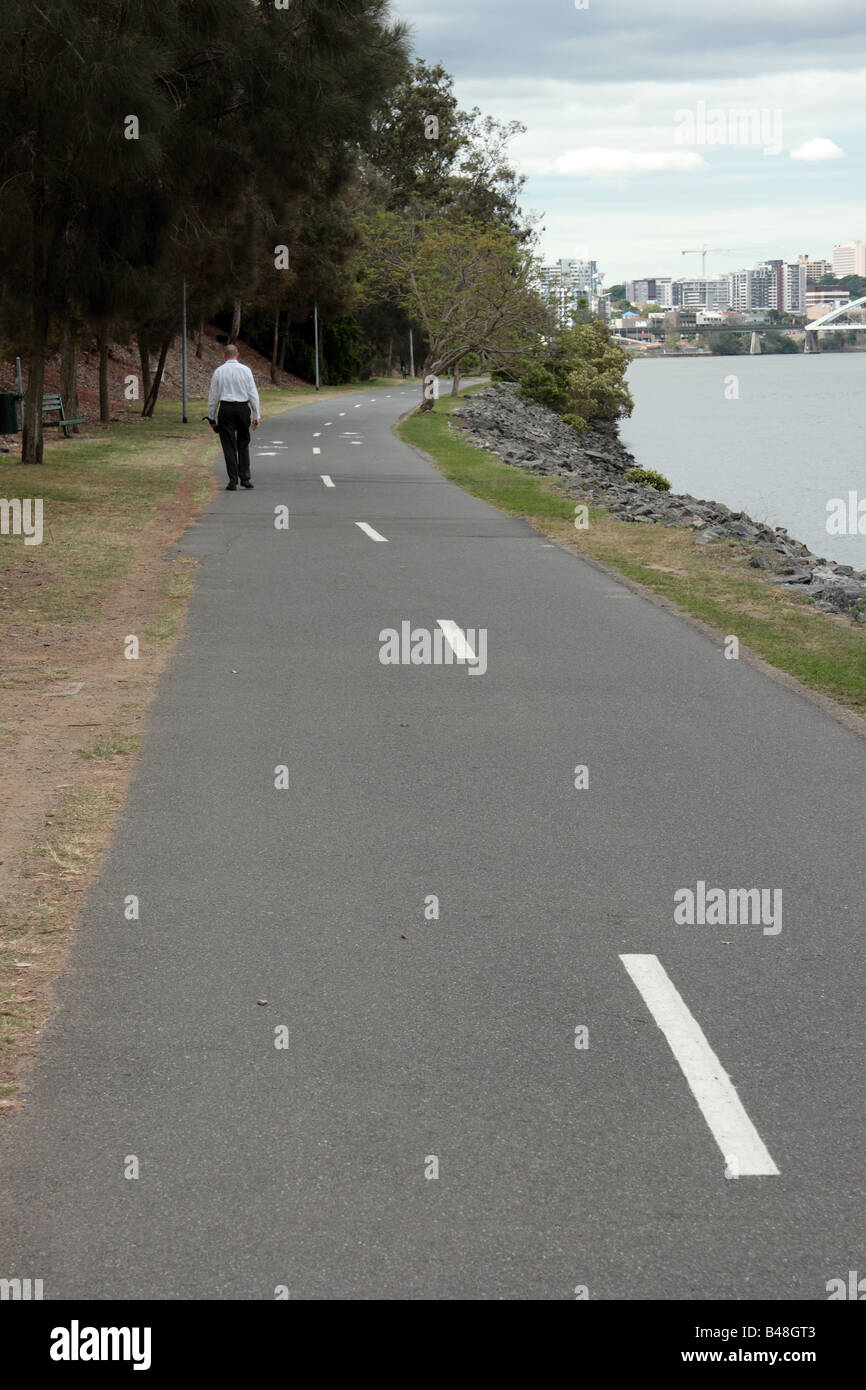 Person zu Fuß entlang dem Radweg entlang des Brisbane River Stockfoto