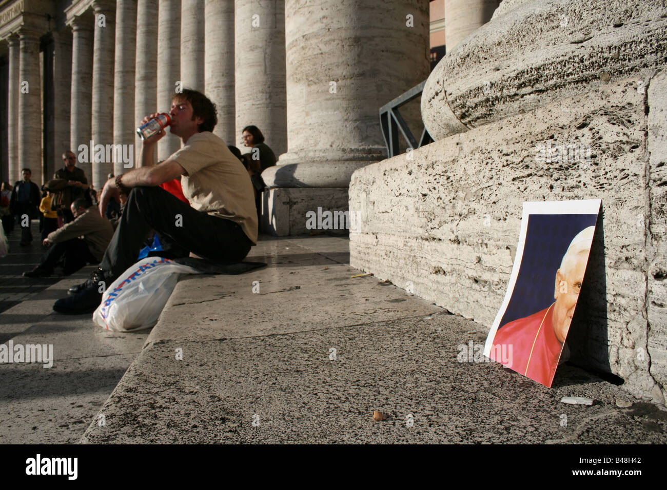 Plakat der Papst links auf die Kolonnade Schritte in dem Petersplatz, Rom Stockfoto