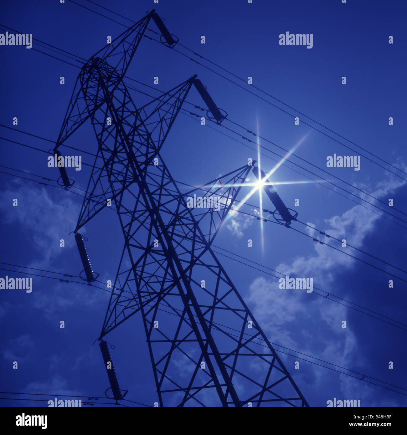 Starkstrom Kabel und pylon Winkelansicht im Sonnenschein mit Filter Blau zu kühlen moonlight Effekt Essex England UK erstellen Stockfoto