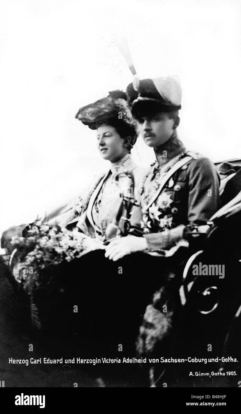 Charles Edward, 19.7.1884-6.3.1954, Herzog von Sachsen-Coburg-Gotha 30.7.1900 - 13.11.1918, mit der Herzogin Victoria Adaliide in einer Kutsche, Postkarte, Gotha, ca. 1905, Stockfoto