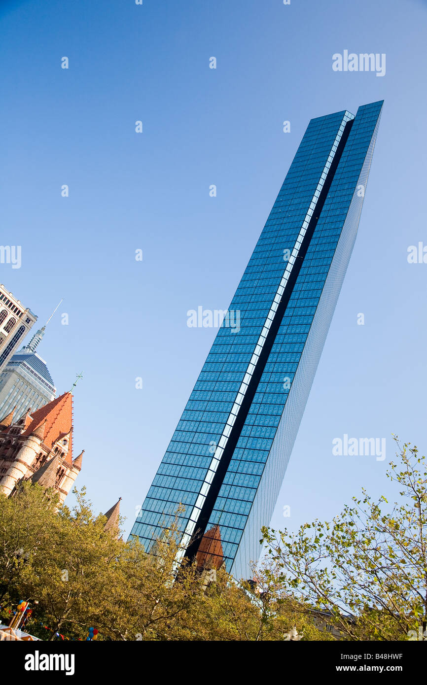 Der John Hancock Tower in Boston, Massachusetts - 60 Stockwerke des Glases IM Pei entworfen.  Trinity Church ist auf der linken Seite. Stockfoto