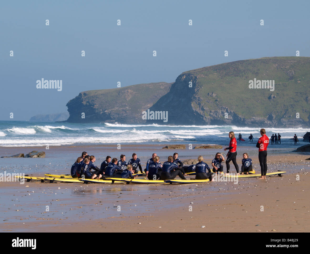 Surf-Schule erhält Unterricht an Watergate Bay, Newquay, Cornwall Stockfoto
