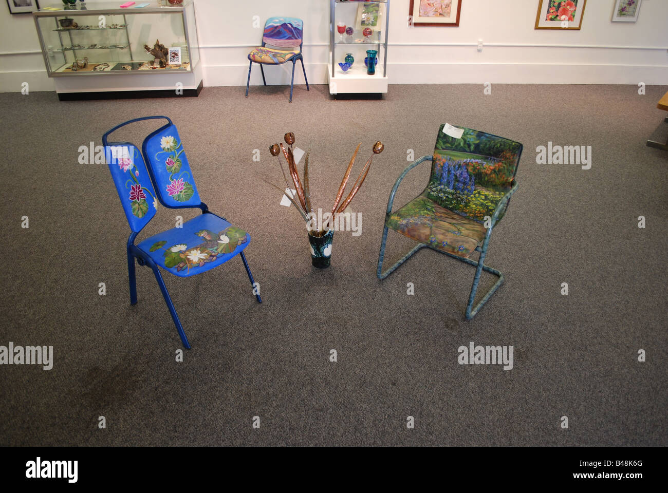 Verzierte Stühle und dekorativen Metallarbeiten in Kunstgalerie Stockfoto