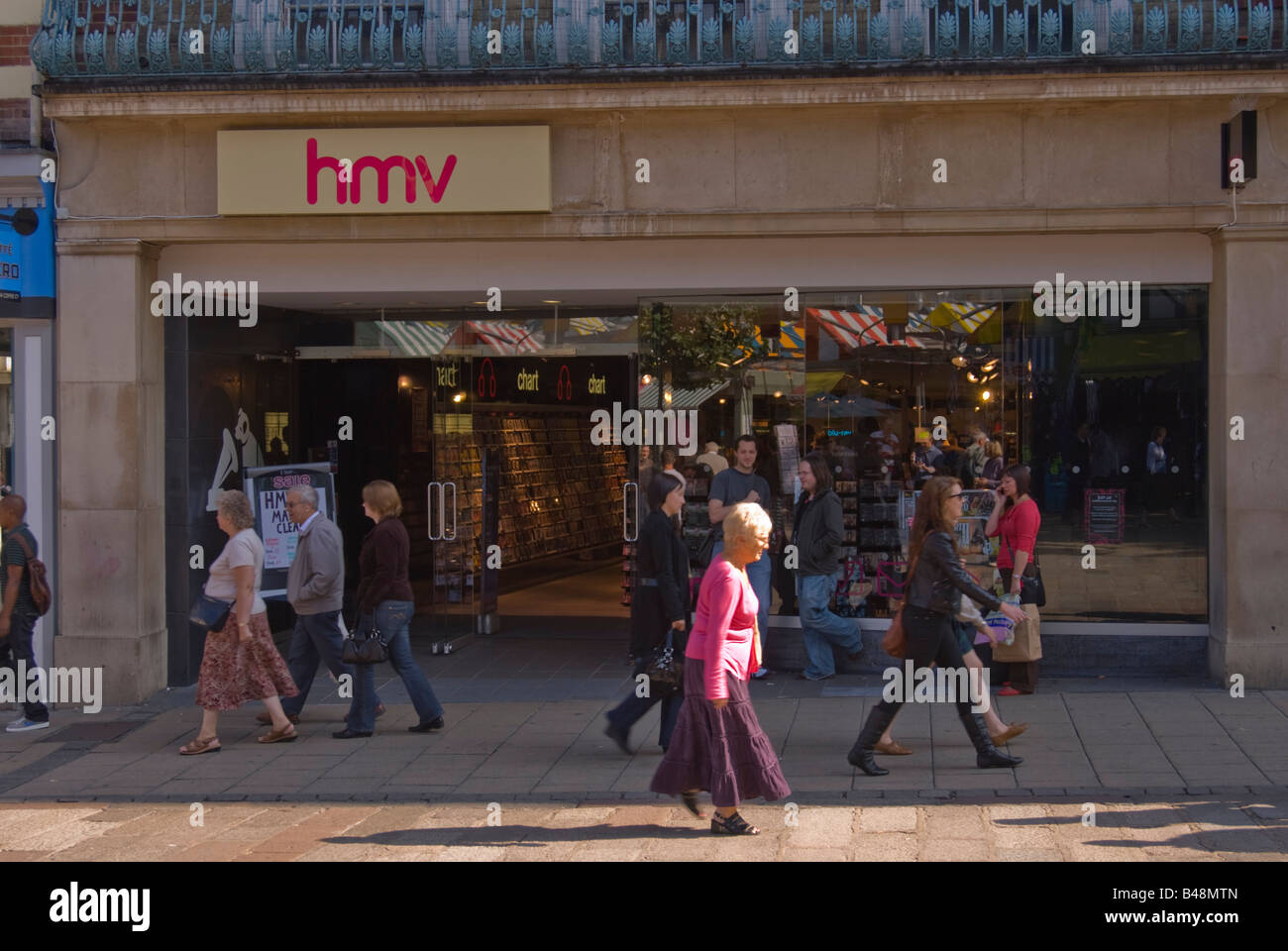 HMV-Datensatz und Musik zu speichern, mit Menschen zu Fuß durch in Norwich, Norfolk, Großbritannien Stockfoto
