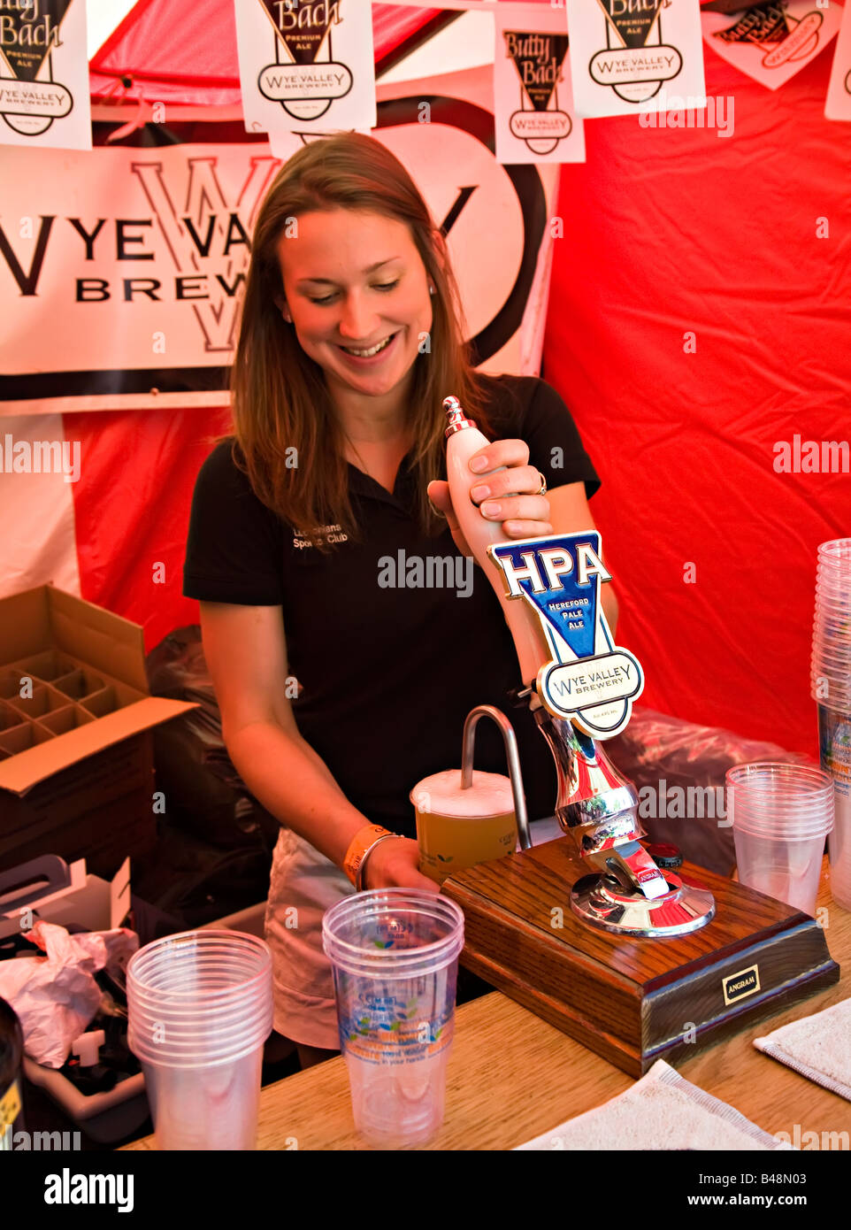 Mädchen ziehen Pint Bier im Zelt am Abergavenny Food Festival Wales UK Stockfoto