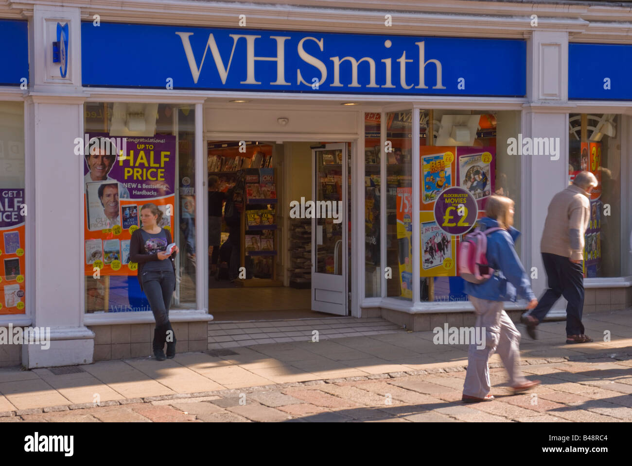 WhSmith Zeitungsladen mit Menschen zu Fuß durch in der High Street in Norwich, Norfolk, Großbritannien Stockfoto