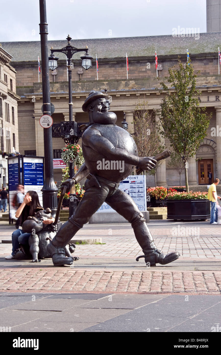 Weibliche Touristen sitzen neben Desperate Dan berühmte schottische Wildwest Figur an einem sonnigen Tag in der Innenstadt von Dundee UK Stockfoto