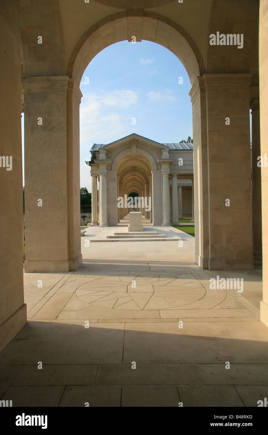 Blick durch die Bögen von Arras Memorial, Faubourg-Amiens Cemetery, Arras, Frankreich. Stockfoto