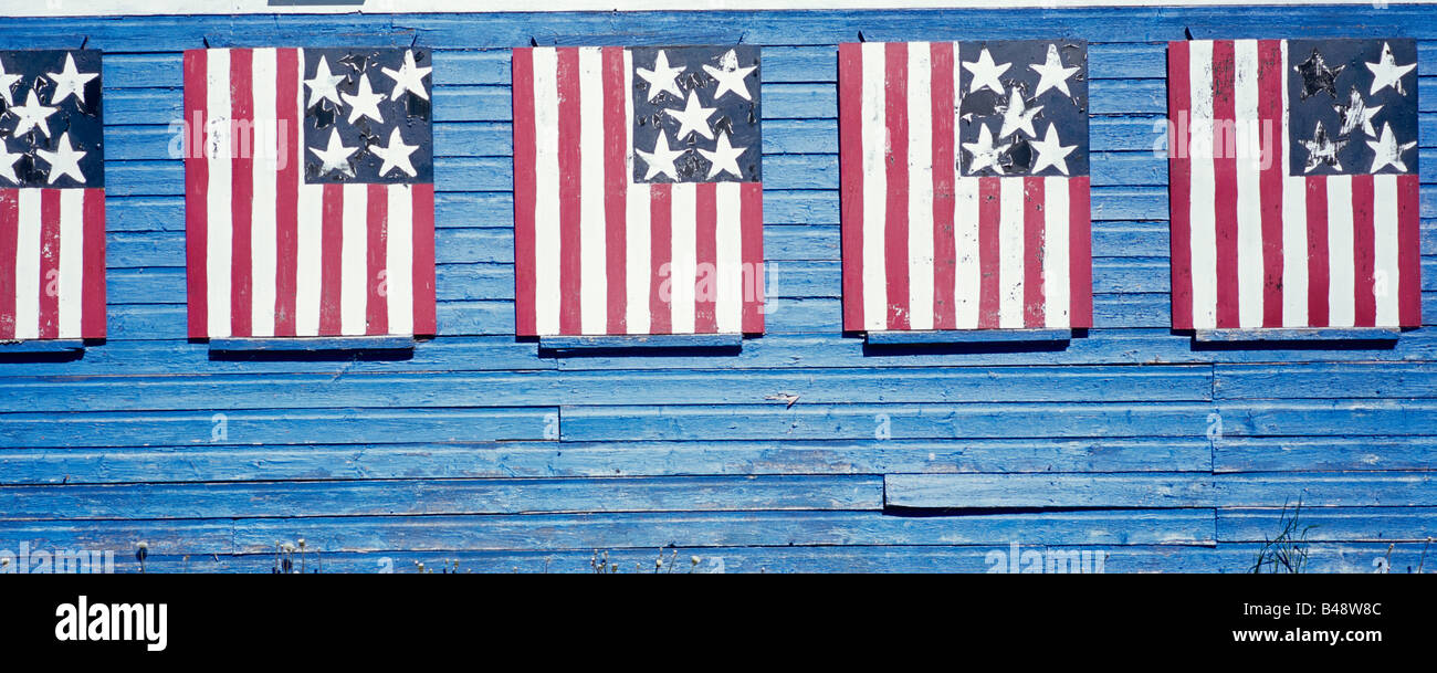 Scheune mit amerikanischen Flaggen im Door County Wisconsin Stockfoto