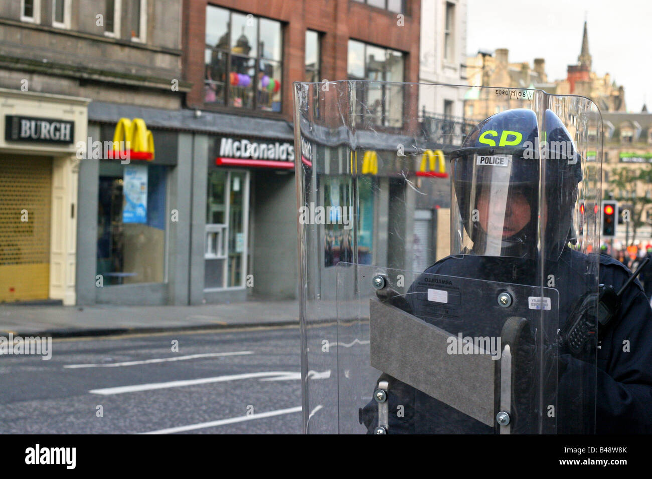 Riot-Polizist Mcdonalds Restaurant während der G8-Proteste, Edinburgh, Schottland, Vereinigtes Königreich zu schützen. Stockfoto