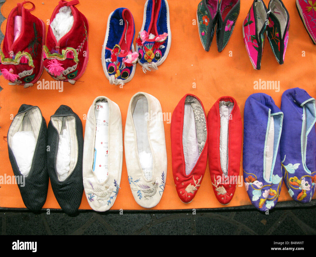 Fuß-Bindung-Schuhe zu verkaufen in Panjiayuan Flohmarkt, Peking, China Stockfoto
