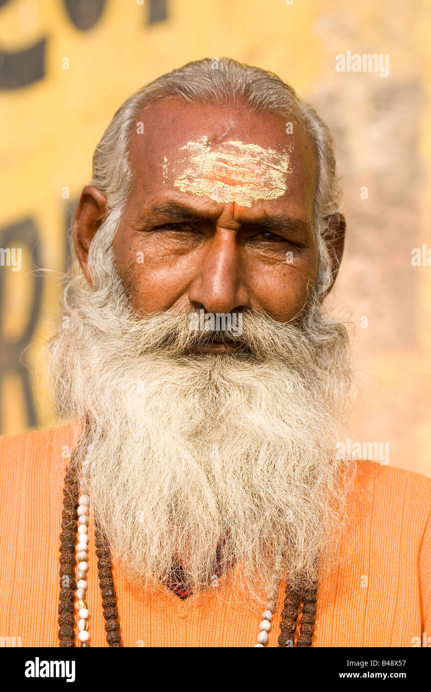 Ein bärtiger Sadhu in der Stadt von Varanasi, Indien. Stockfoto