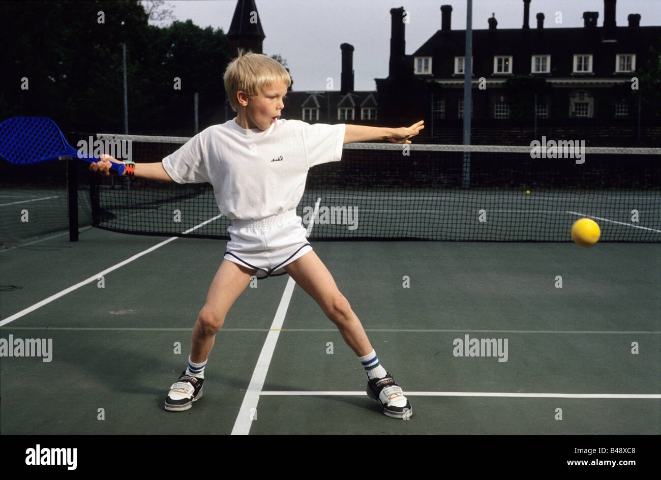 Ein kleiner Junge, lernen, spielen "kurze Tennis" Stockfoto