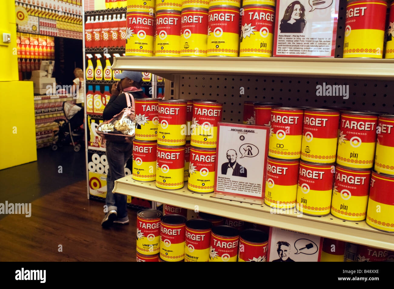 Kunden-Shop für Designer Ware auf ein Ziel Bullseye Bodega pop-up-Store in New York Stockfoto