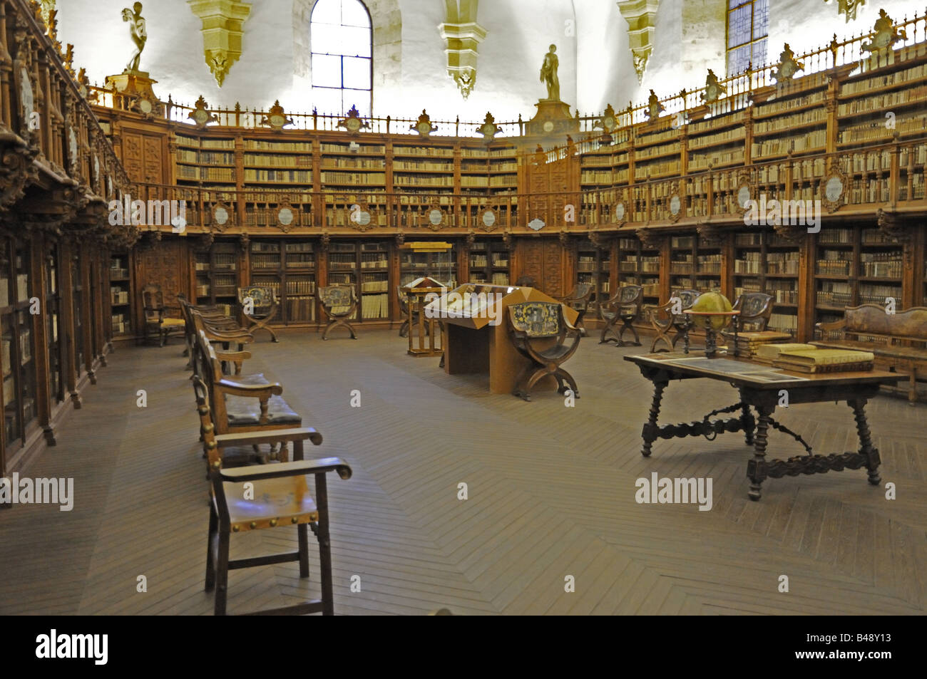 Innenraum der barocken Universität eingerichtete Bibliothek Salamanca Spanien Stockfoto