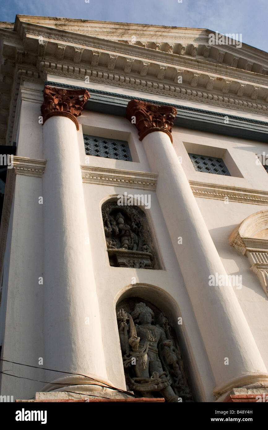Die korinthischen Säulen und klassische Fassade des Oriental Research Institute (ORI) in Mysore, Indien. Stockfoto