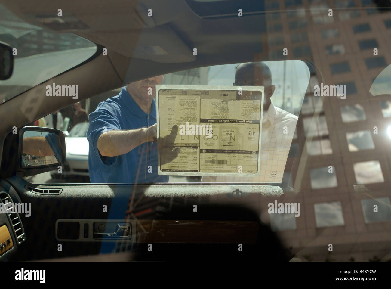 Kunden prüfen die Aufkleber auf einem Lincoln MKX auf dem Display an das World Financial Center New York Motorexpo Stockfoto