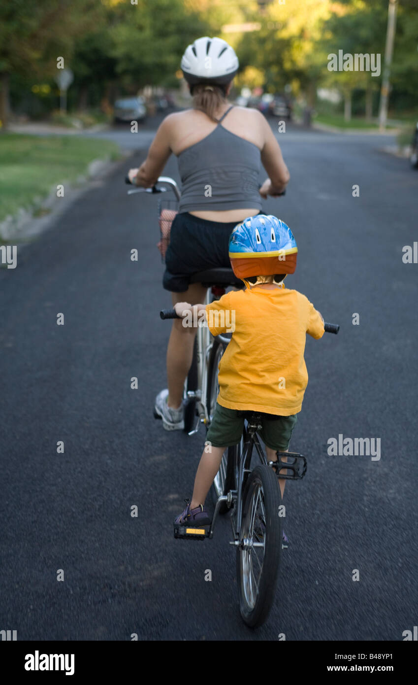 Mutter und Sohn-pedal ein Tandem "Townie" an einem Sommernachmittag. Stockfoto