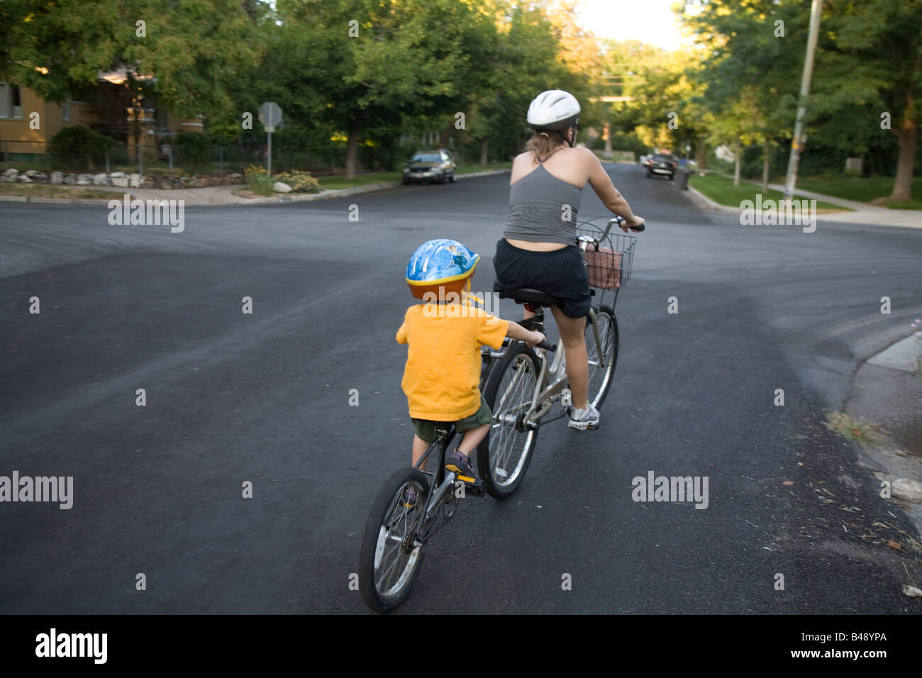 Mutter und Sohn-pedal ein Tandem "Townie" an einem Sommernachmittag. Stockfoto