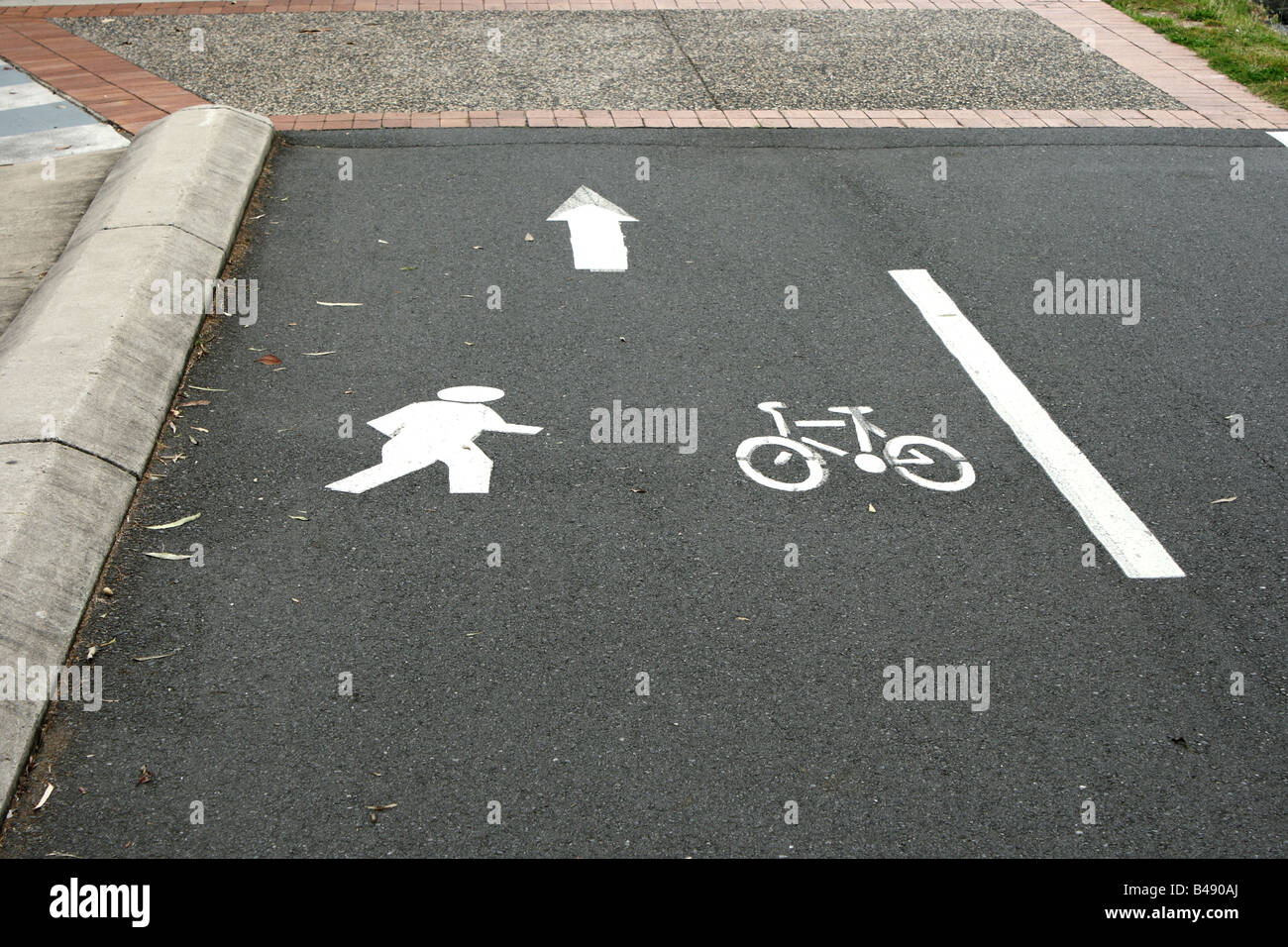 Straße Markierungen auf einem freigegebenen Radweg/Steg Stockfoto
