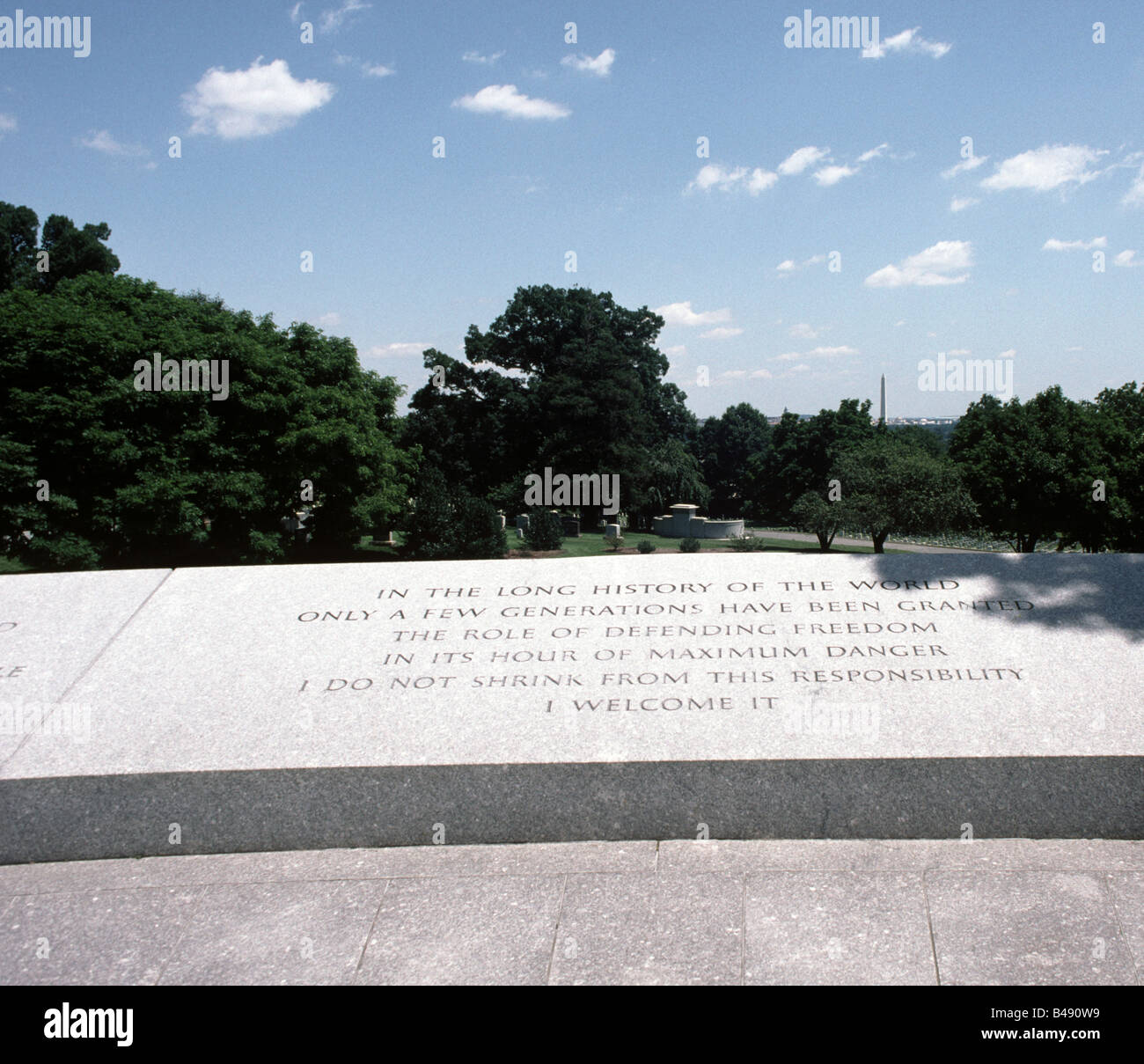 Zitat von Präsident John f. Kennedy an seiner Grabstätte im Nationalfriedhof Arlington Virginia Stockfoto